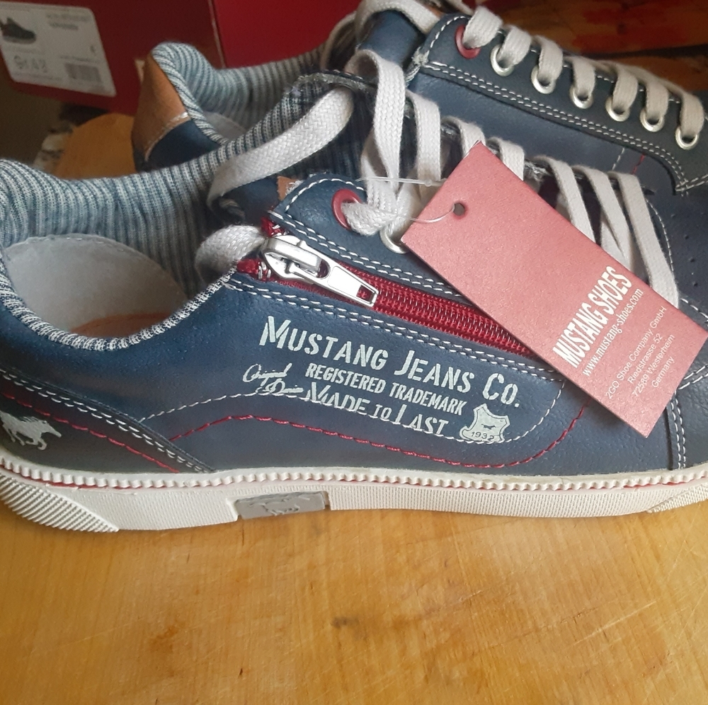 Mustang Sneakers